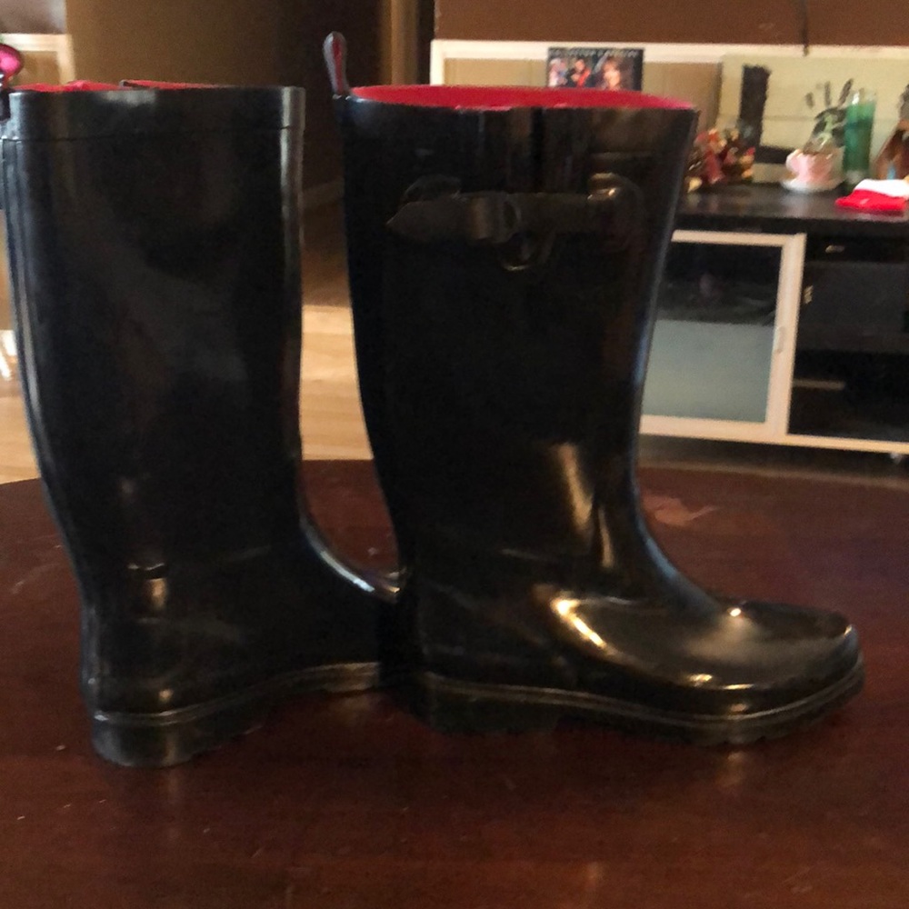 Black waterproof boots.